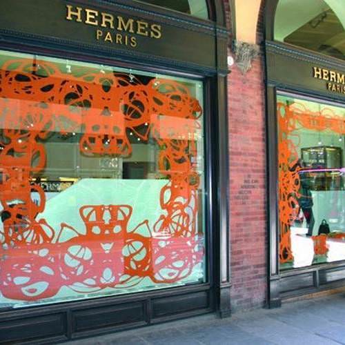 Décoration des vitrines des magasins Hermès en Italie