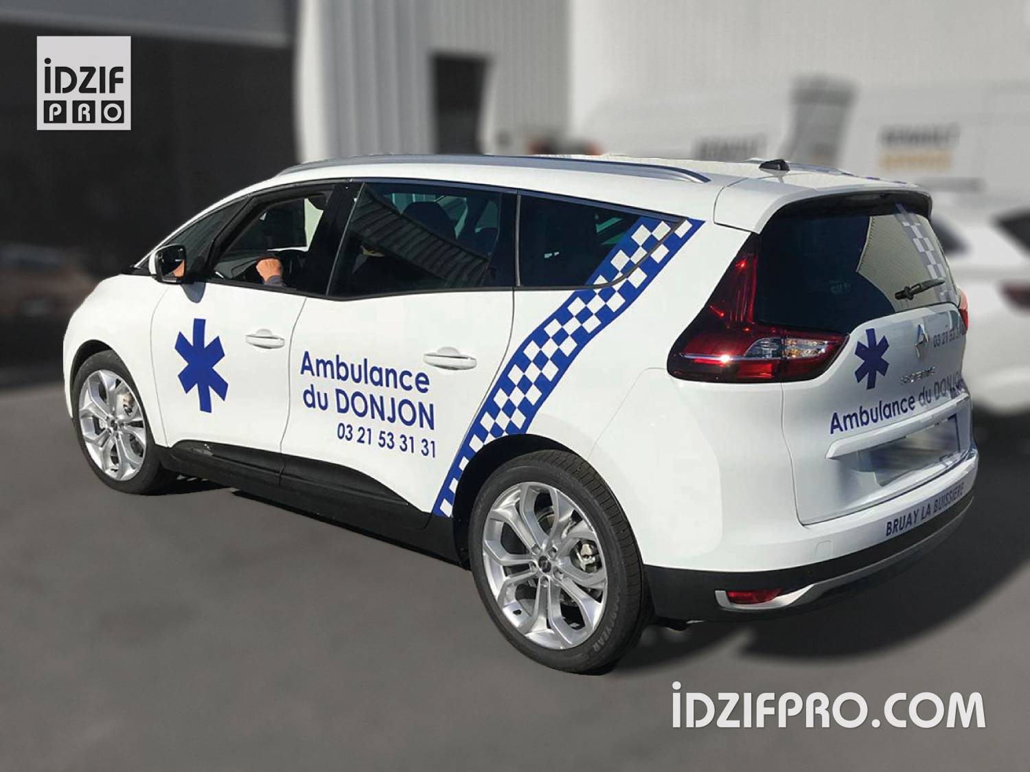 Lettrage adhesif sur ambulance Lettrage adhesif sur ambulance