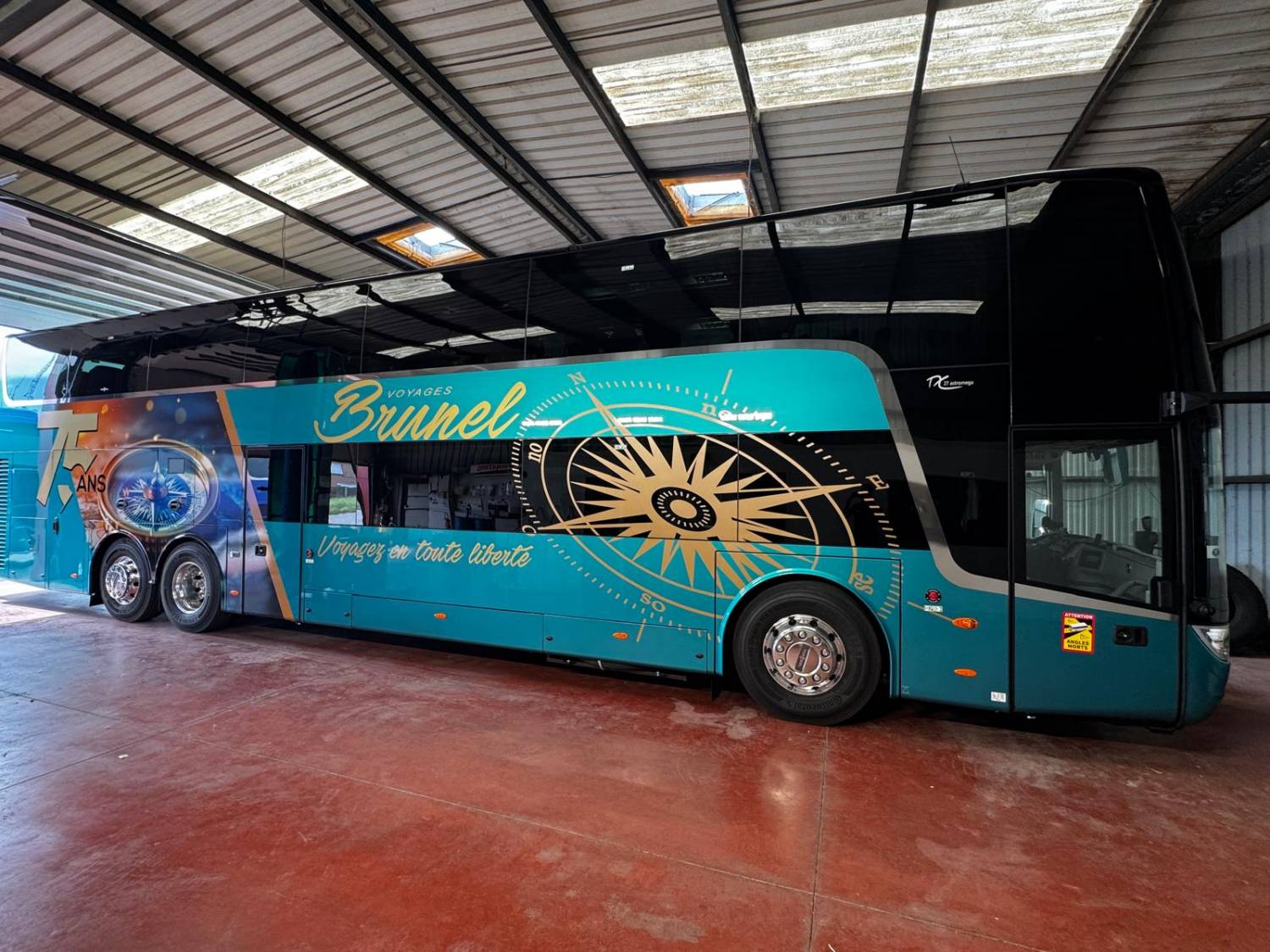  Marquage adhesif sur mesure sur autocar Van Hool TDX27
