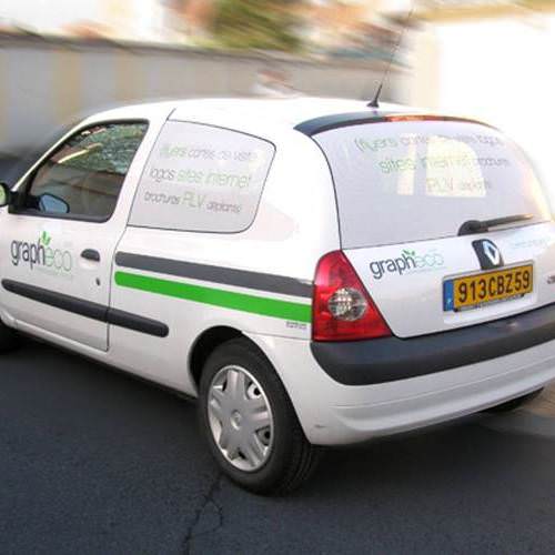 Logo adhésif et adhésif microperforé sur renault clio