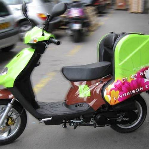 Publicité sur un scooter de livraison