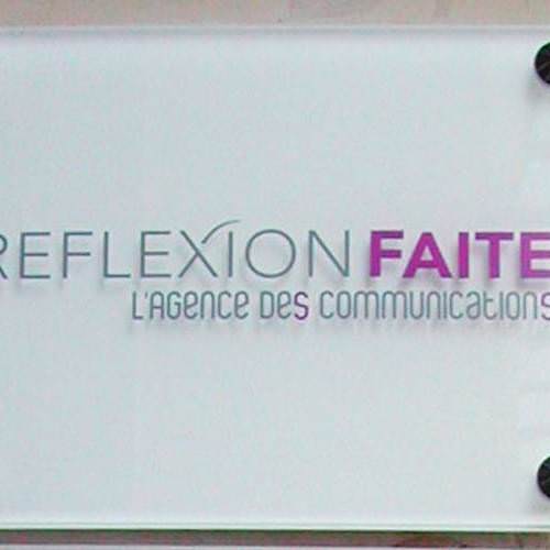Marquage adhésif sur plaque en plexiglas avec fond en dépoli Marquage adhésif sur plaque en plexiglas avec fond en dépoli