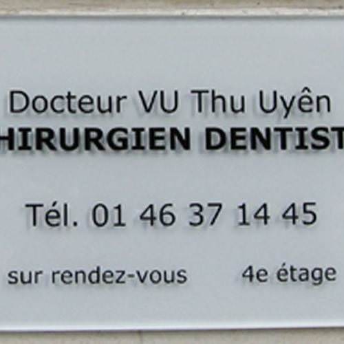 Marquage adhésif et pose sur plaque en plexiglas Marquage adhésif et pose sur plaque en plexiglas
