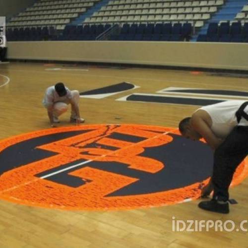 Marquage au sol sur terrain de basket