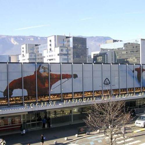 Adhésif micro perforé sur façade en verre Adhésif micro perforé sur façade en verre