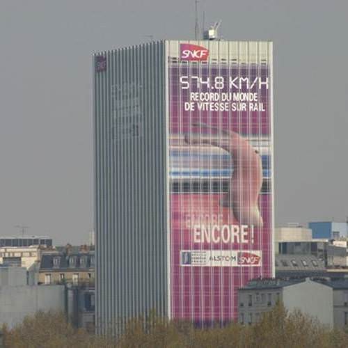 Habillage totale d'un bâtiment en verre en adhésif micro perforé Habillage totale d'un bâtiment en verre en adhésif micro perforé