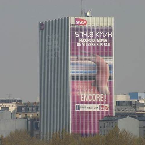 Habillage totale d'un bâtiment en verre en adhésif micro perforé