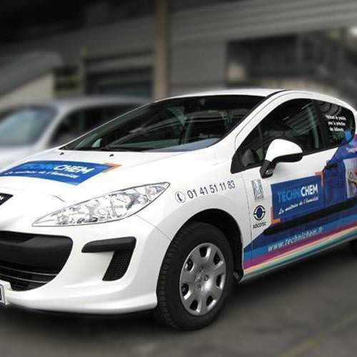 Publicité adhésive sur voiture de société type peugeot 308