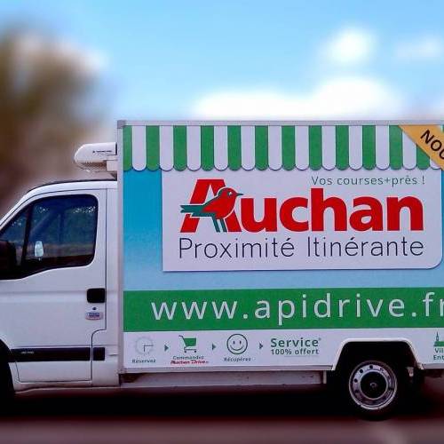 Publicité adhésive sur caisse d'un Renault Master