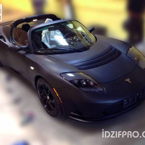 Wrapping noir mat sur Tesla Roadster Sport 2.5