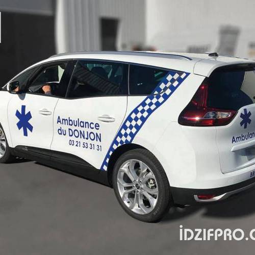 Lettrage adhésif sur voiture ambulance