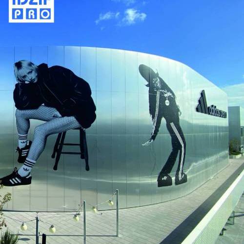 Installation publicitaire monumentale