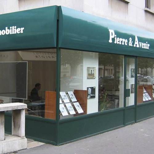 Caisson lumineux enseigne de magasin Pierre et Avenir Caisson lumineux enseigne de magasin Pierre et Avenir