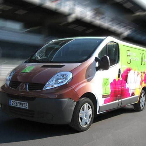 Publicité adhésive sur renault trafic