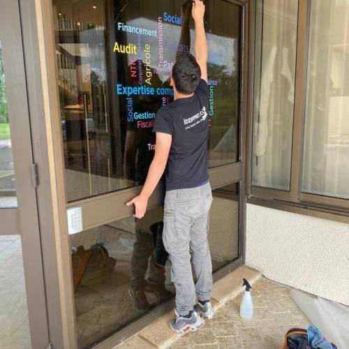 Pose adhesif sur vitrine Pose adhesif sur vitrine